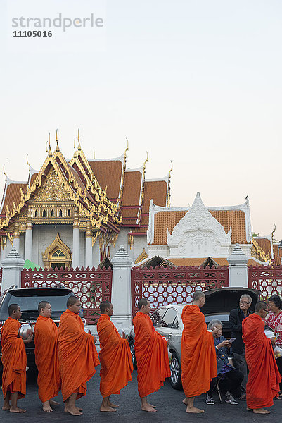 Mönche  die morgens Almosen sammeln  Der Marmortempel (Wat Benchamabophit)  Bangkok  Thailand  Südostasien  Asien