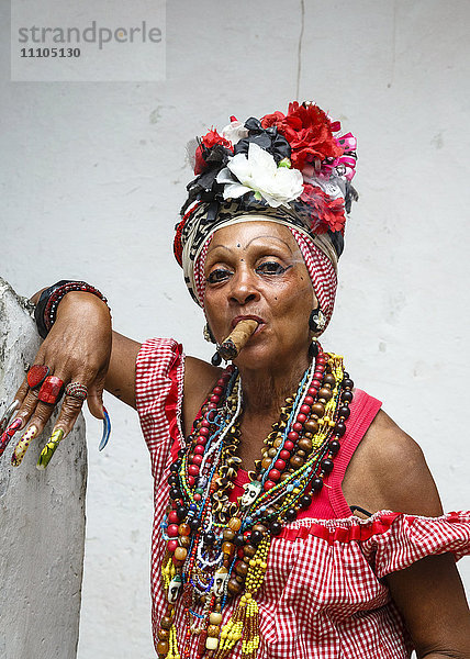 Frau raucht Zigarre  Alt-Havanna  Kuba  Westindien  Karibik  Mittelamerika