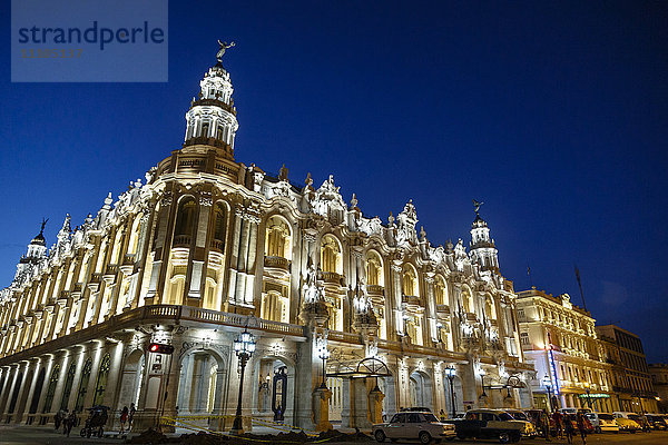 Das Gran Teatro (Großes Theater) bei Nacht beleuchtet  Havanna  Kuba  Westindien  Karibik  Mittelamerika
