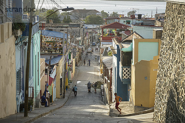 Straßenszene im Tivoli-Viertel  Santiago de Cuba  Kuba  Westindien  Karibik  Mittelamerika