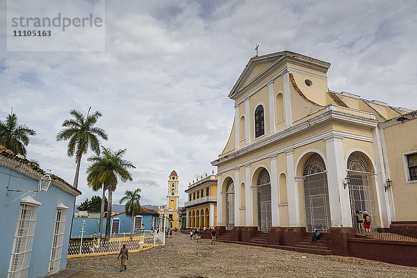 Plaza Mayor mit der Iglesia Parroquial de la Santisima Trinidad und dem Museo Nacional de la Lucha  ehemals Iglesia y Convento  Trinidad  UNESCO-Weltkulturerbe  Kuba  Westindien  Karibik  Mittelamerika