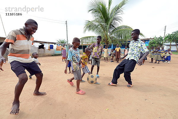 Jungen spielen Fußball  Adiembra  Ghana  Westafrika  Afrika