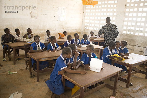 Kinder im Klassenzimmer  Balaba-Schule  Gambia  Westafrika  Afrika