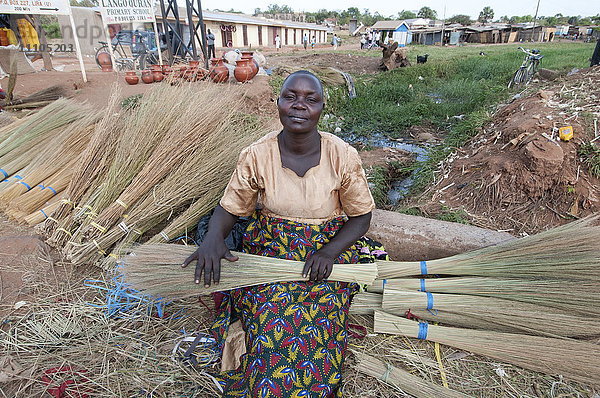 Frau verkauft selbstgemachte Bürsten am Straßenrand  Lira  Uganda  Afrika