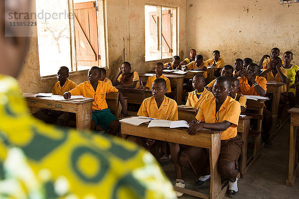 Klassenzimmer und Lehrer  Ghana  Westafrika  Afrika