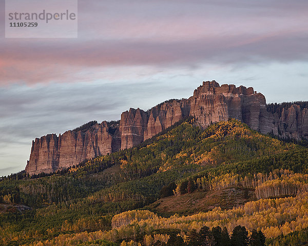 Owl Creek Pass Palisade mit Herbstfarbe  Uncompahgre National Forest  Colorado  Vereinigte Staaten von Amerika  Nordamerika