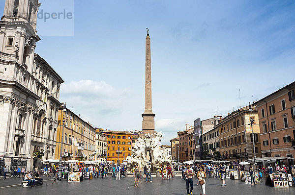 Fontana dei Quattro Fiumi  gekrönt vom Obelisken des Domitian  Piazza Navona  Rom  Latium  Italien  Europa