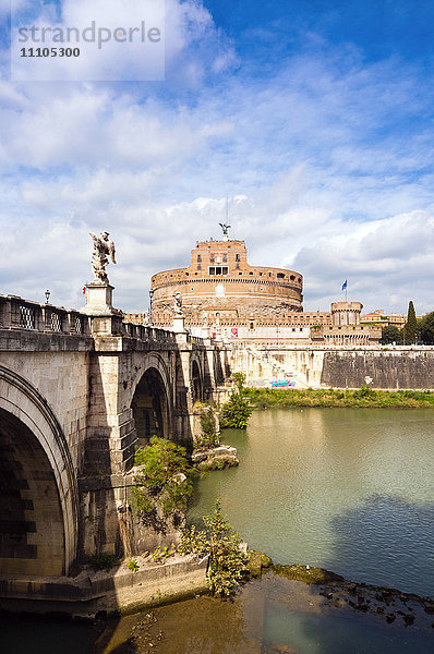 Mausoleum des Hadrian  bekannt als Engelsburg  Engelsbrücke  Fluss Tiber  Unesco-Weltkulturerbe  Rom  Latium  Italien  Europa