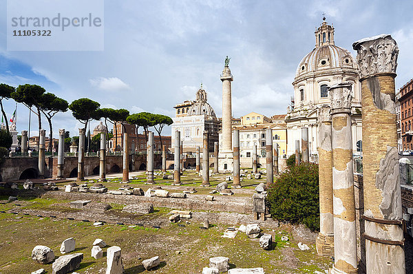 Trajanssäule und Forum  Kuppel von St. Maria di Loreto (links) und SS.Nome di Maria  Rom  Unesco-Weltkulturerbe  Latium  Italien  Europa