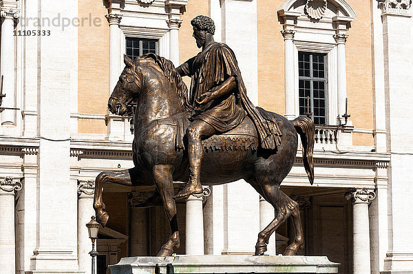 Die Statue von Marco Aurelio und der Palazzo Nuovo im Hintergrund  Campidoglio  Kapitolshügel  Rom  Unesco  Latium  Italien  Europa