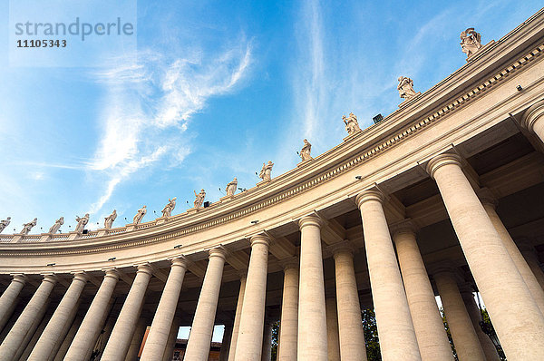 Berninis Kolonnade aus dem 17. Jahrhundert und Heiligenstatuen  Petersplatz  Vatikanstadt  UNESCO-Weltkulturerbe  Rom  Latium  Italien  Europa