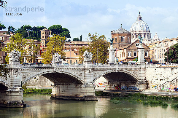 Ponte Vittorio Emanuele II über den Fluss Tiber  Rom  Latium  Italien  Europa