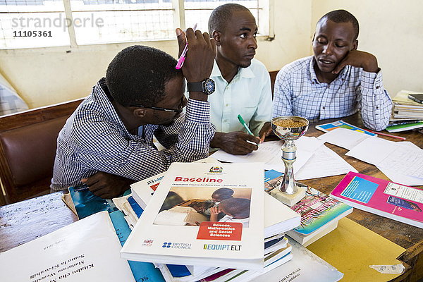 Lehrer bei Diskussionen während einer Fortbildung in der Schule zur Verbesserung der Lehrmethoden in den Klassenzimmern  Angaza-Schule  Lindi  Tansania  Ostafrika  Afrika