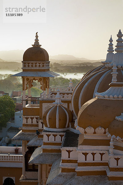 Kuppeln des Deogarh Mahal Palace Hotels bei Sonnenaufgang  Deogarh  Rajasthan  Indien  Asien