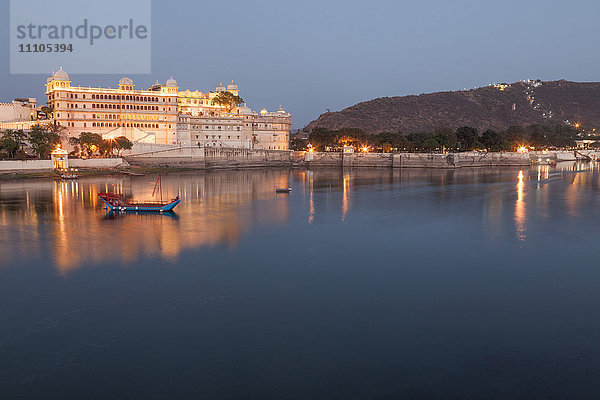 Stadtpalast in Udaipur bei Nacht  gespiegelt im Pichola-See  Udaipur  Rajasthan  Indien  Asien