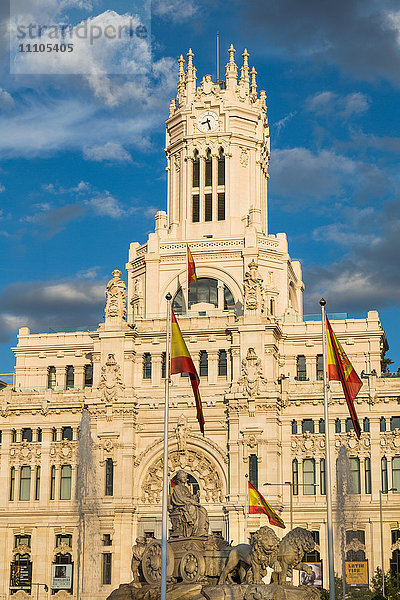 Brunnen und Cybele-Palast  ehemaliger Palast der Kommunikation  Plaza de Cibeles  Madrid  Spanien  Europa