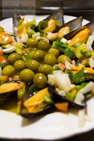 Ein Teller mit Muscheln und Oliven in einer traditionellen Tapas-Bar in Madrid  Spanien  Europa