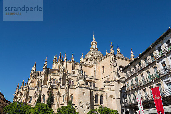 Die imposante gotische Kathedrale von Segovia von der Plaza Mayor aus  Segovia  Kastilien und Leon  Spanien  Europa
