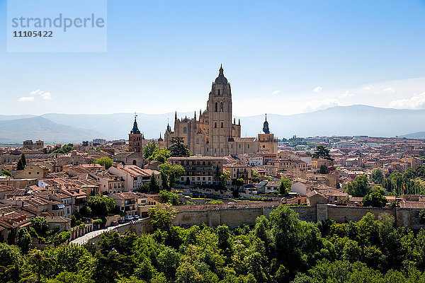 Die imposante gotische Kathedrale von Segovia dominiert die Stadt  Segovia  Kastilien und Leon  Spanien  Europa