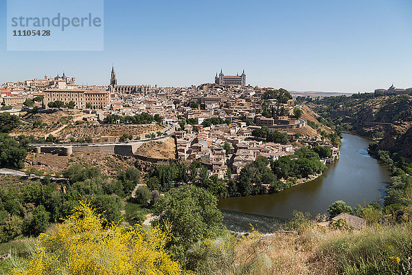 Der Fluss Tejo mit dem Alcazar und der Kathedrale  die über die Dächer von Toledo ragen  UNESCO-Weltkulturerbe  Kastilien-La Mancha  Spanien  Europa