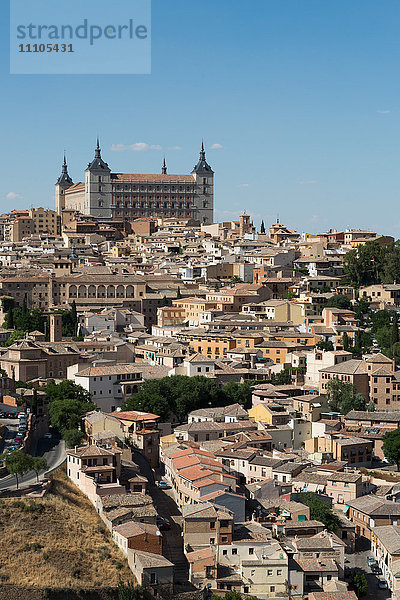 Der Alcazar über den Dächern von Toledo  UNESCO-Weltkulturerbe  Castilla la Mancha  Spanien  Europa