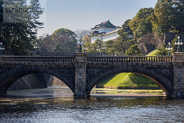 Brücke und der historische Kaiserpalast  Tokio  Japan  Asien