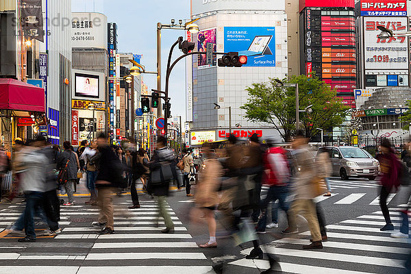 Menschenmenge beim Überqueren einer Straße im Stadtteil Ginza am Abend  Tokio  Japan  Asien
