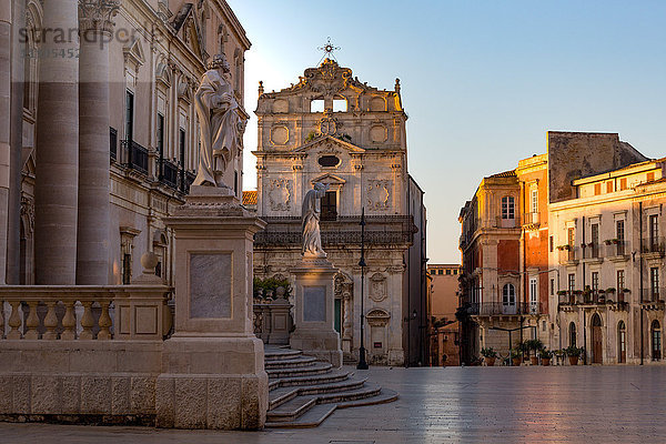 Der Dom und die Piazza Duomo am frühen Morgen auf der winzigen Insel Ortygia  UNESCO-Weltkulturerbe  Syrakus  Sizilien  Italien  Europa