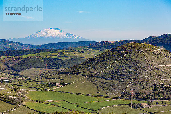 Die sizilianische Landschaft mit dem beeindruckenden Ätna  UNESCO-Weltkulturerbe und Europas höchster aktiver Vulkan  Sizilien  Italien  Europa