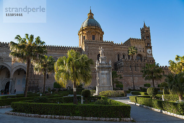 Gärten und die Kathedrale in Palermo  Sizilien  Italien  Europa
