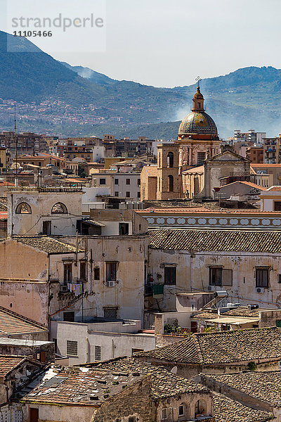Blick auf die Dächer von Palermo mit den Hügeln dahinter  Sizilien  Italien  Europa