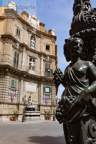 Dekorativer Laternenpfahl und Piazza Quattro Canti in Palermo  Sizilien  Italien  Europa