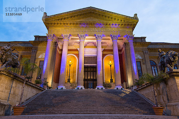 Eingang zum Teatro Massimo bei Nacht  einem der größten Opernhäuser in Europa  Palermo  Sizilien  Italien  Europa