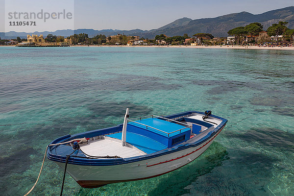 Traditionelles  farbenfrohes Fischerboot vor Anker im Badeort Mondello  Sizilien  Italien  Mittelmeer  Europa
