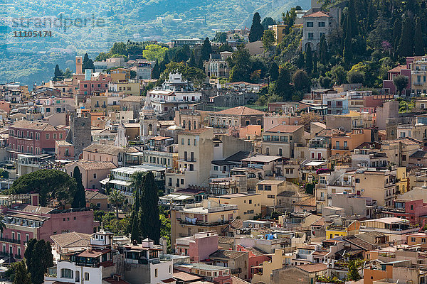 Blick auf die Hügelstadt Taormina  Sizilien  Italien  Mittelmeer  Europa