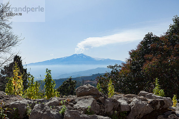 Der ehrfurchtgebietende Ätna  UNESCO-Weltkulturerbe und Europas höchster aktiver Vulkan  von Taormina  Sizilien  Italien  Mittelmeer  Europa aus gesehen