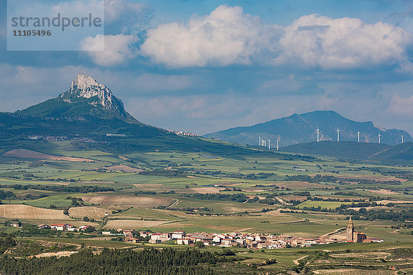 Kleines Dorf in La Rioja mit den Bergen der Sierra de Cantabria in der Nähe von Laguardia  La Rioja  Spanien  Europa