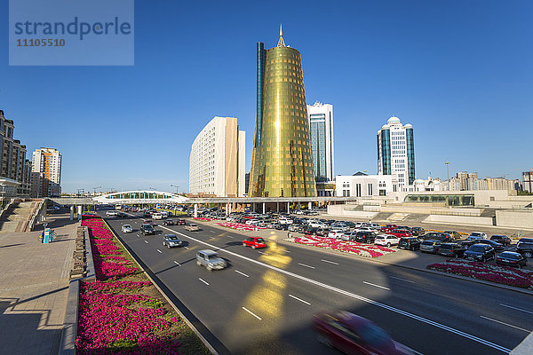 Zwei goldene kegelförmige Geschäftszentren  Astana  Kasachstan  Zentralasien