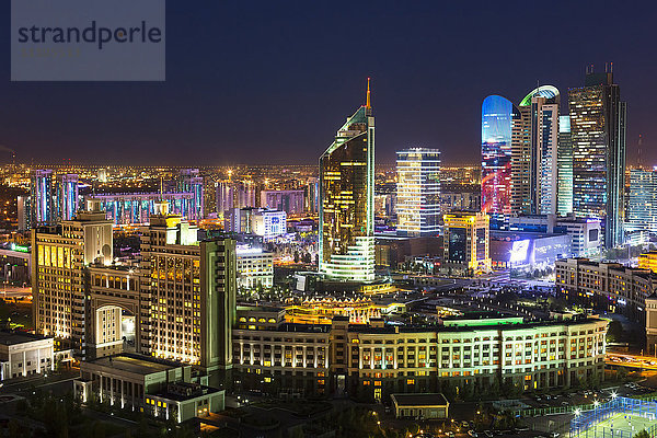 Das Stadtzentrum und das zentrale Geschäftsviertel bei Nacht  Astana  Kasachstan  Zentralasien