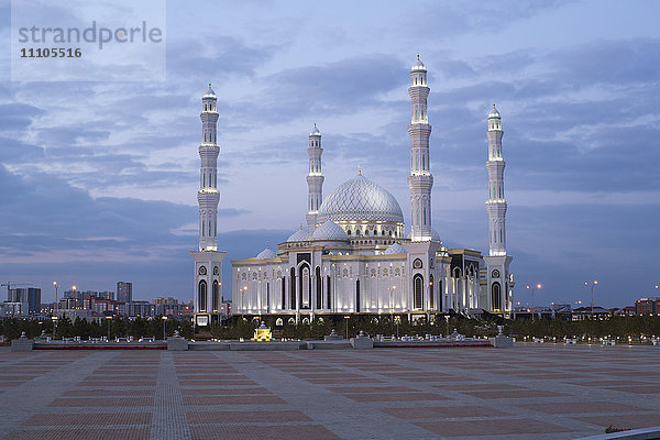 Hazrat-Sultan-Moschee  die größte in Zentralasien  in der Abenddämmerung  Astana  Kasachstan  Zentralasien
