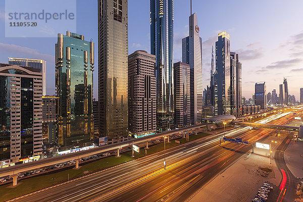 Sheikh Zayed Road  Verkehr und neue Hochhäuser entlang der Hauptstraße von Dubai  Dubai  Vereinigte Arabische Emirate  Naher Osten