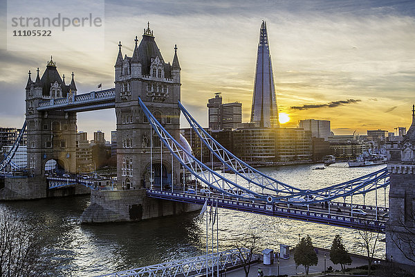 Tower Bridge  Themse und der Shard in London  England  Vereinigtes Königreich  Europa
