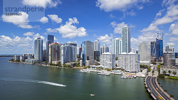 Blick von Brickell Key  einer kleinen Insel mit Wohntürmen  auf die Skyline von Miami  Miami  Florida  Vereinigte Staaten von Amerika  Nordamerika