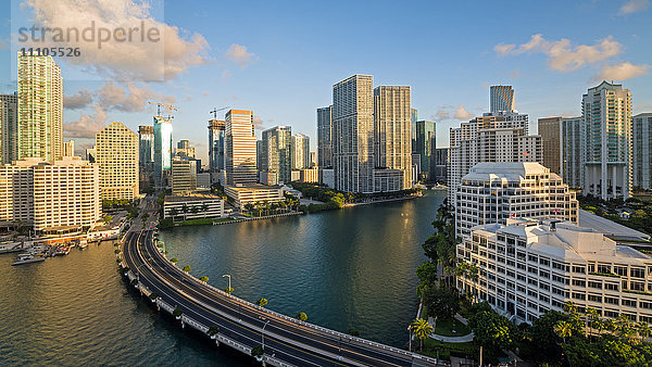 Blick von Brickell Key  einer kleinen Insel mit Wohntürmen  auf die Skyline von Miami  Miami  Florida  Vereinigte Staaten von Amerika  Nordamerika