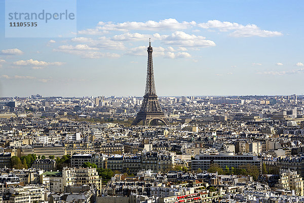 Blick von oben über die Stadt mit dem Eiffelturm in der Ferne  Paris  Frankreich  Europa