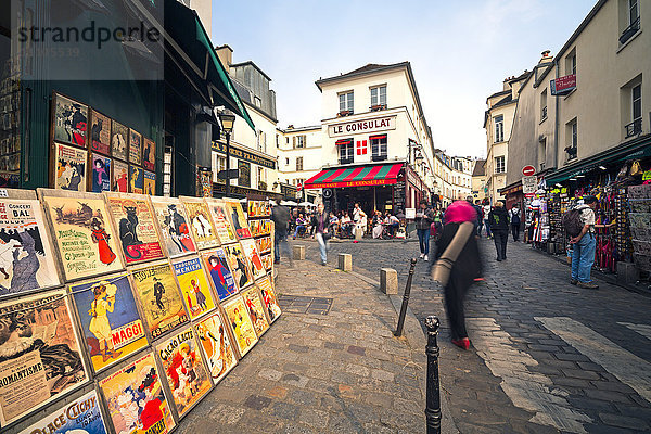 Cafe und Straßenszene in Montmartre  Paris  Frankreich  Europa