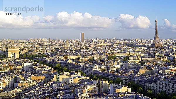 Stadt  Arc de Triomphe und der Eiffelturm  über Dächer gesehen  Paris  Frankreich  Europa