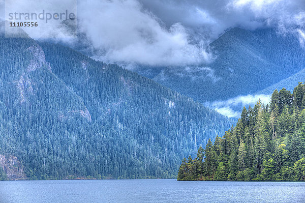 Cresent Lake  Aurora Ridge im Hintergrund  Olympic National Park  UNESCO-Weltkulturerbe  Washington  Vereinigte Staaten von Amerika  Nordamerika