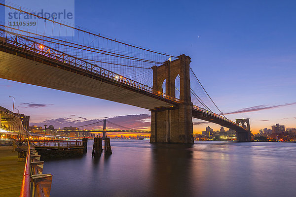 Brooklyn Bridge und Manhattan Bridge dahinter  über East River  New York  Vereinigte Staaten von Amerika  Nordamerika