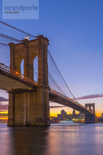 Brooklyn Bridge über den East River  New York  Vereinigte Staaten von Amerika  Nordamerika